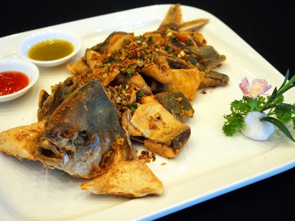 Cá chim chiên tỏi ớt